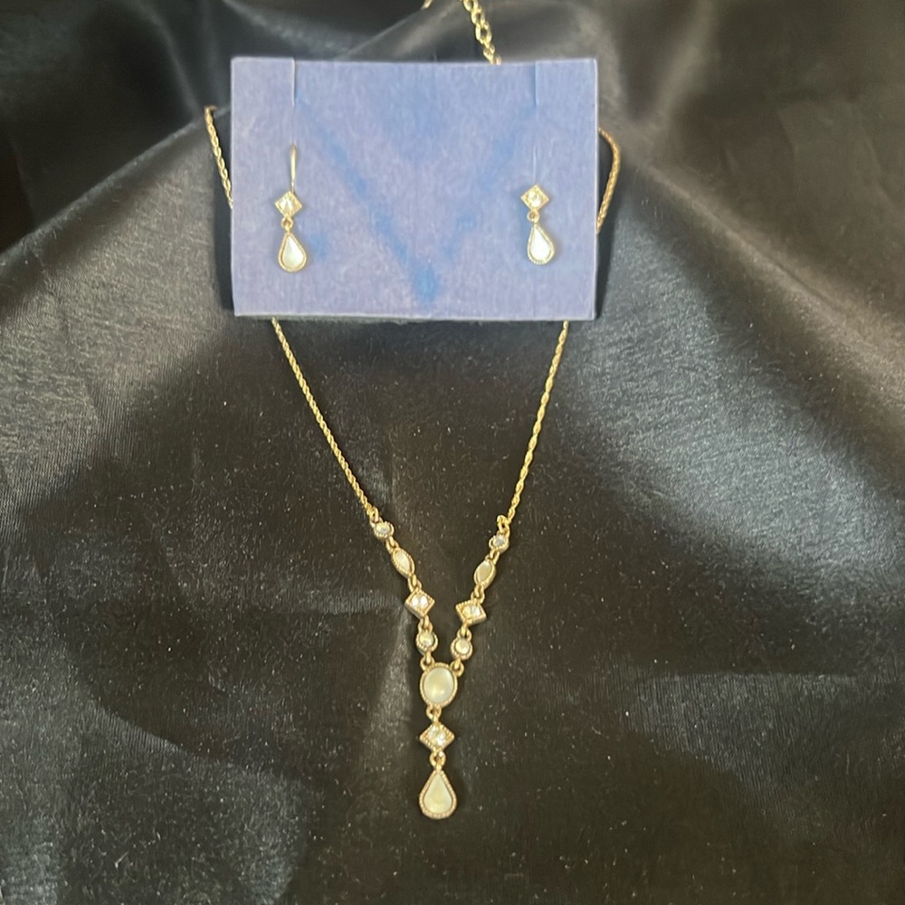 Gold & pearl colored earring and necklace set